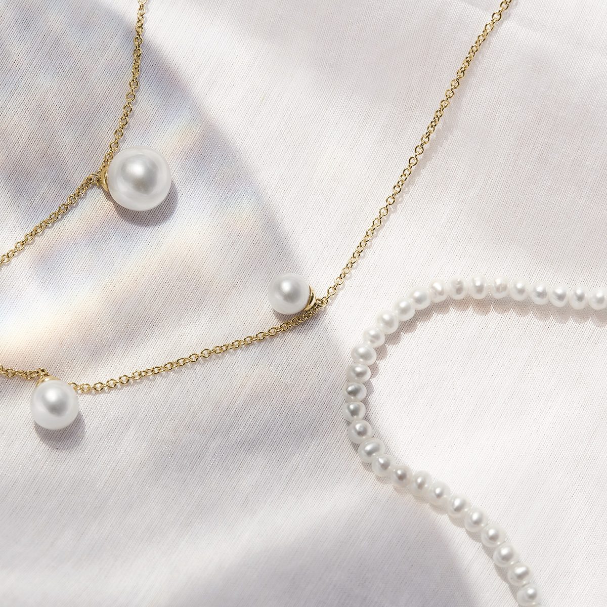 yellow gold necklace with pearls - KLENOTA