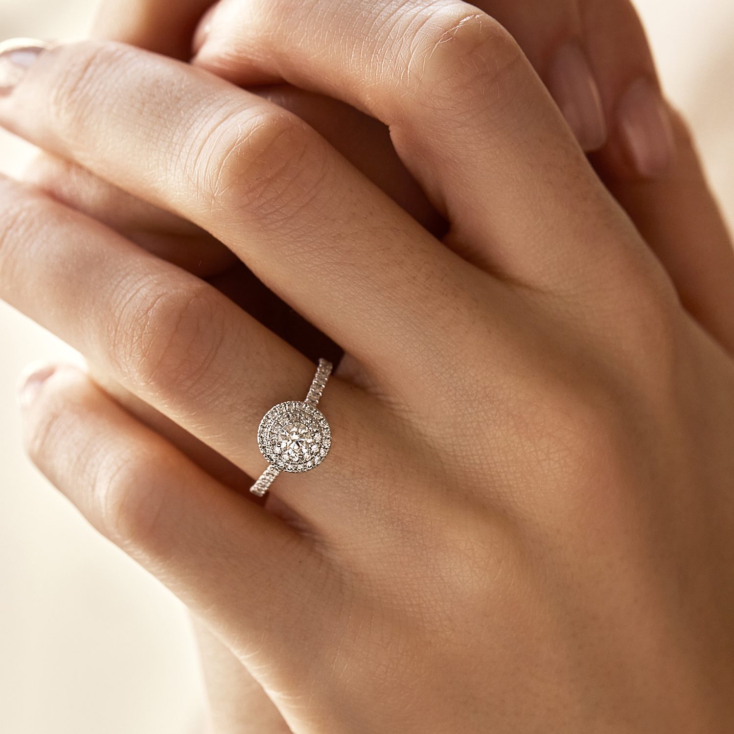 Double halo ring with white gold diamonds - KLENOTA
