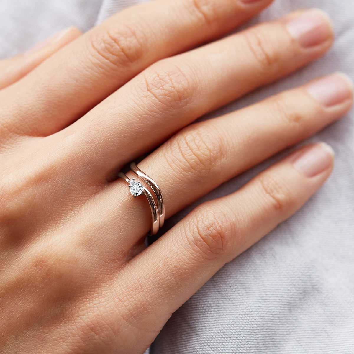 engagement and wedding set in the shape of a wave KLENOTA