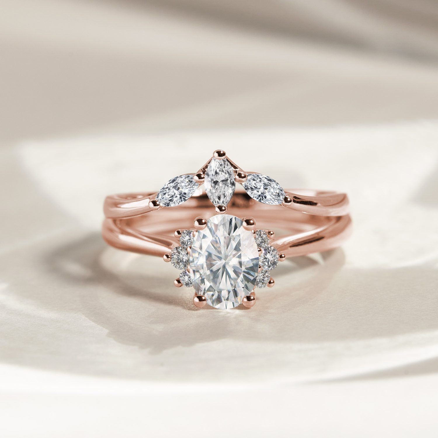 Engagement and wedding rings sets shaped into a chevron type tip - KLENOTA