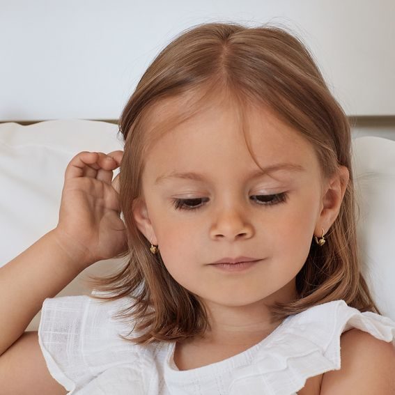 A girl’s first earrings: What to think about when choosing them